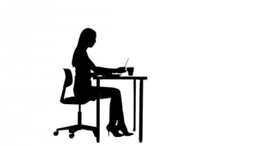 Kız bir laptop kullanıyor ve tablo siluet çay içer