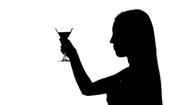 Žena pije koktejl silueta — Stock video