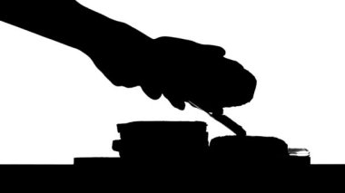 Eller bir tereyağı ekmek siluet yaymak