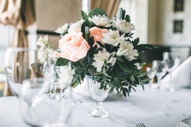 Masanın üzerinde bir buket