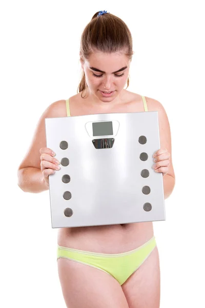 Молодая женщина с весами для ванной — стоковое фото