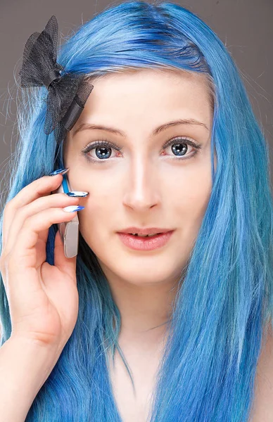 Девушка с голубыми волосами и мобильным телефоном — стоковое фото