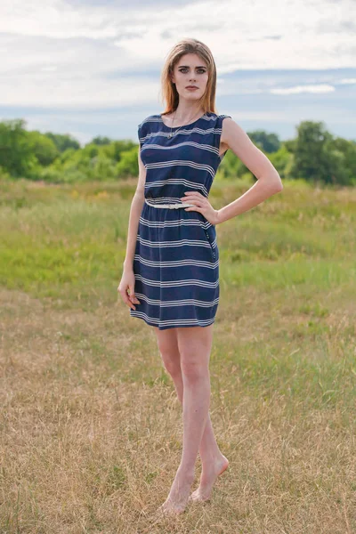 Girl on the meadow — Stock Photo, Image