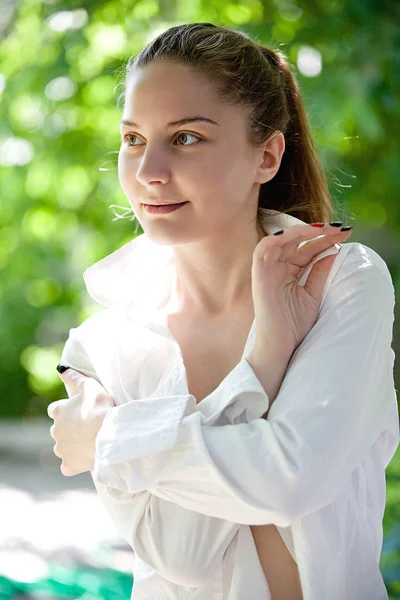 Mooi Meisje Een Wit Overhemd Die Sierlijk Poseren Een Zomerdag — Stockfoto