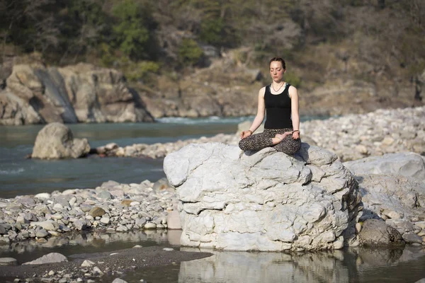 Verbazingwekkend mooie jonge vrouw doet yoga. — Stockfoto