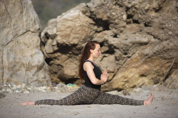 Amazing beautiful young woman does yoga. — Stock Photo, Image