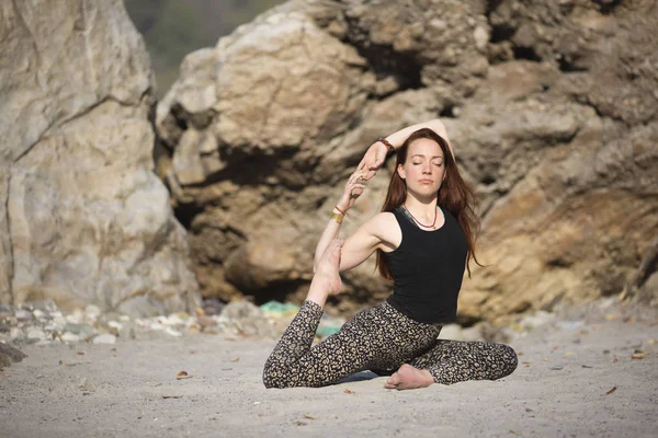 Amazing beautiful young woman does yoga. — Stock Photo, Image