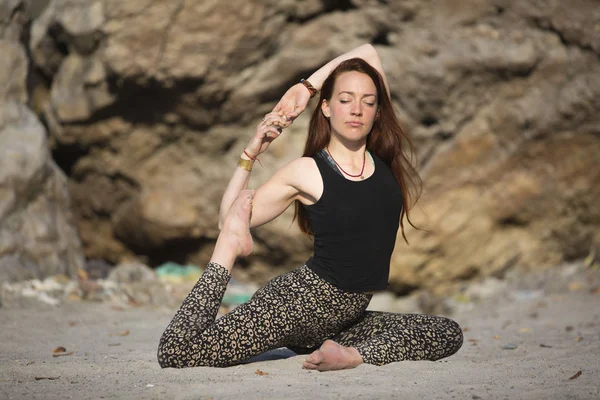 Amazing beautiful young woman does yoga. — Stock Photo, Image