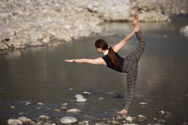 Güzel ve genç birbayan şaşırtıcı yoga yapar.