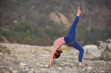 Güzel ve genç birbayan şaşırtıcı yoga yapar.