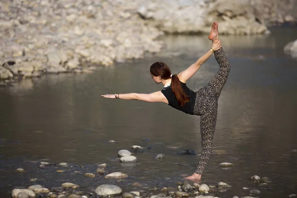 Güzel ve genç birbayan şaşırtıcı yoga yapar.