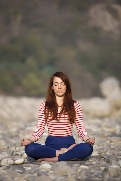 Amazing beautiful young woman does yoga. — Stock Photo, Image