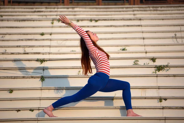 Güzel ve genç birbayan şaşırtıcı yoga yapar.