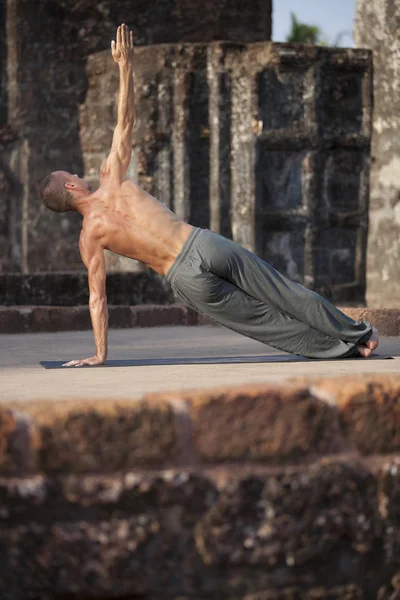 Young man does yoga. — Stock Photo, Image