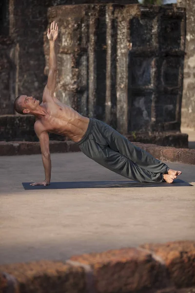 Young man does yoga. — Stock Photo, Image