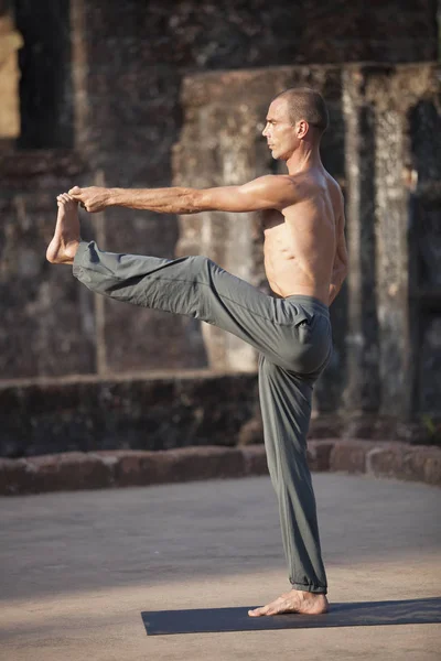 Young man does yoga. — Stock Photo, Image