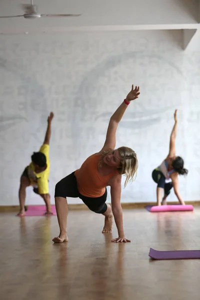 Yoga enthusiasts participate — Stock Photo, Image