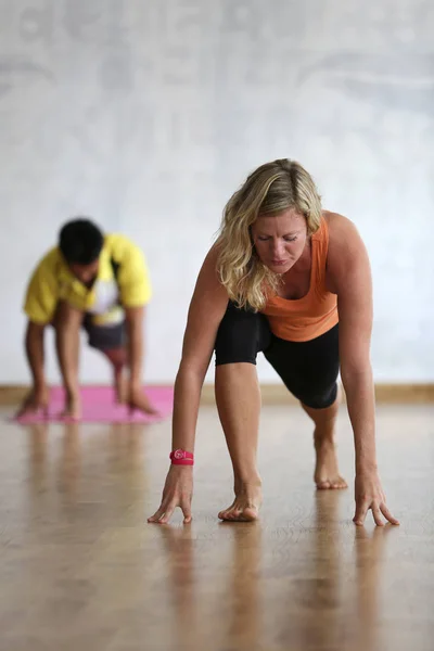 Yoga enthusiasts participate — Stock Photo, Image