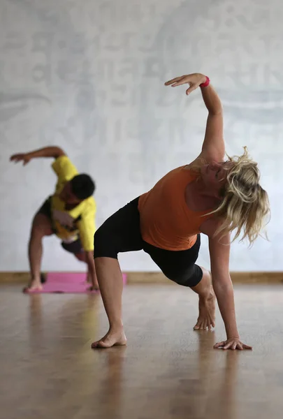 Yoga enthusiasts participate — Stock Photo, Image