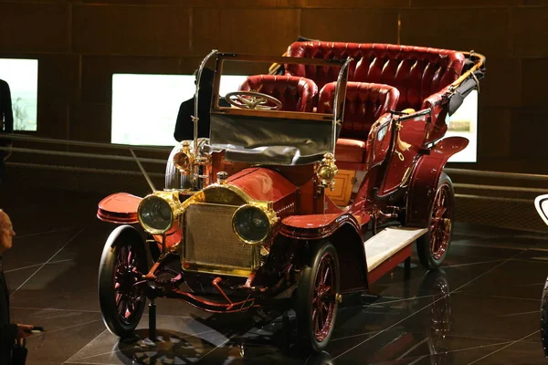 Velhos e novos carros — Fotografia de Stock