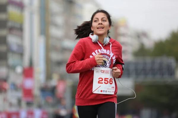 Jóvenes corriendo . — Foto de Stock