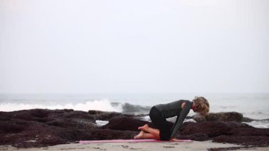 Şaşırtıcı yoga Hindistan.
