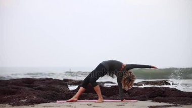 Şaşırtıcı yoga Hindistan.
