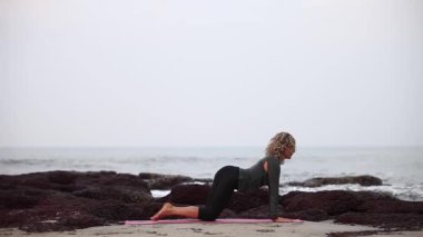 Şaşırtıcı yoga Hindistan.