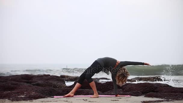 Amazing yoga India. — Stock Video