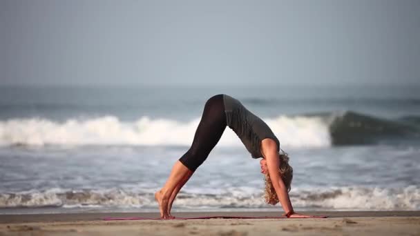 Şaşırtıcı yoga Hindistan. — Stok video