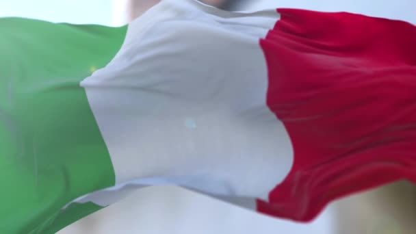 Geweldige loopbare Italiaanse vlag in slow motion. — Stockvideo