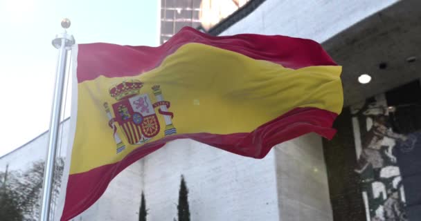 Varrat nélküli spanyol zászló integet