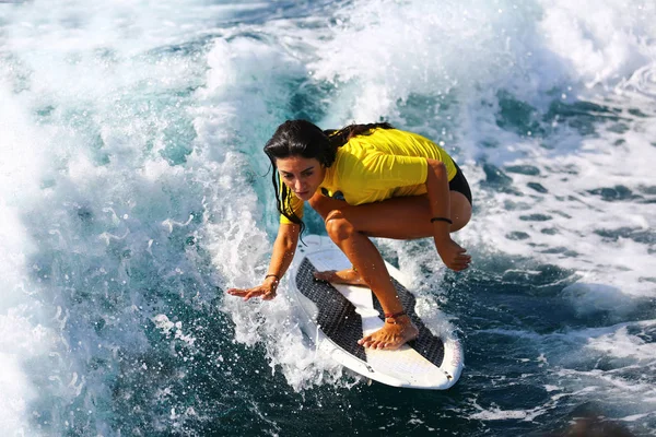 파도에 서핑 하는 어린 소녀. — 스톡 사진