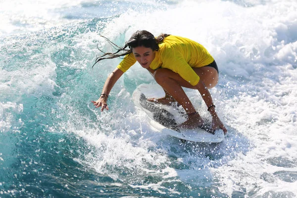 Chica joven surfeando en las olas . —  Fotos de Stock