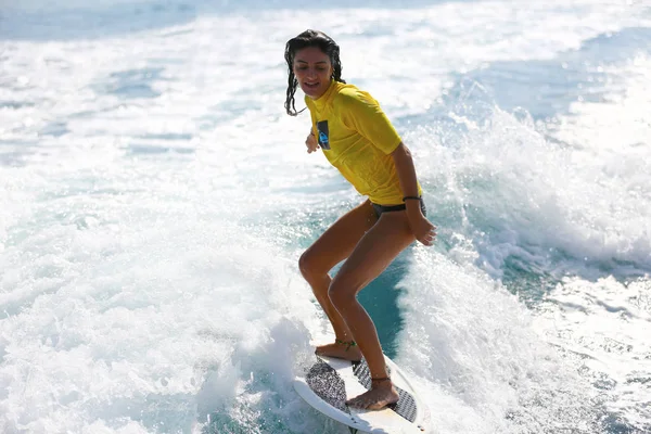 Jong meisje surfen op de golven. — Stockfoto