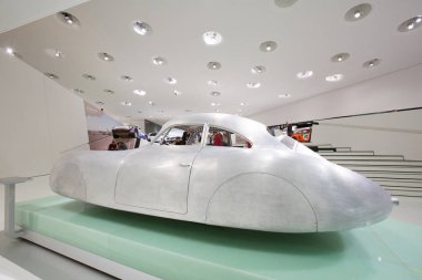 Dış ve Porsche Müzesi sergiler.