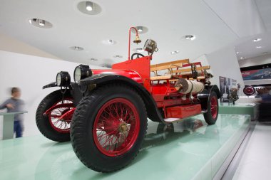 Dış ve Porsche Müzesi sergiler.