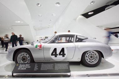 Dış ve Porsche Müzesi sergiler.