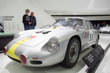 Dış ve Porsche Müzesi sergiler.