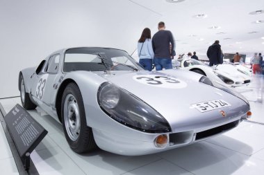 Dış ve Porsche Müzesi sergiler.