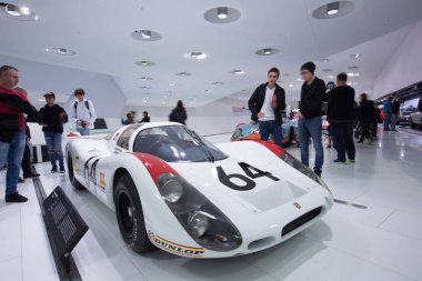 Dış ve Porsche Müzesi sergiler.