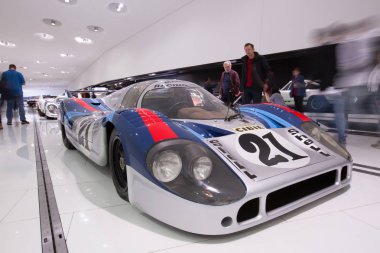 Dış ve Porsche Müzesi sergiler.