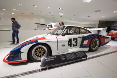 Dış ve Porsche Müzesi sergiler.