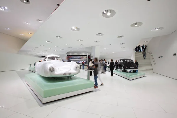 Exterior e exposições do Museu Porsche . — Fotografia de Stock