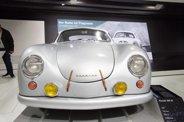 Exterior y exposiciones del Museo Porsche . — Foto de Stock