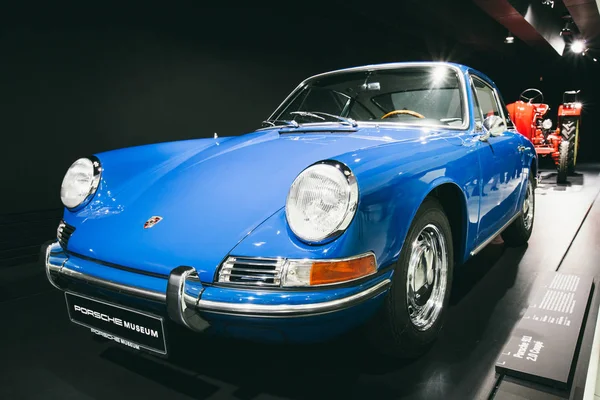 Dış ve Porsche Müzesi sergiler.