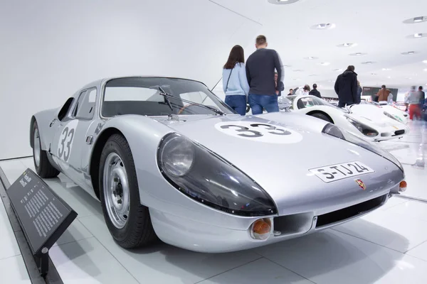 Extérieur et expositions du Musée Porsche . — Photo