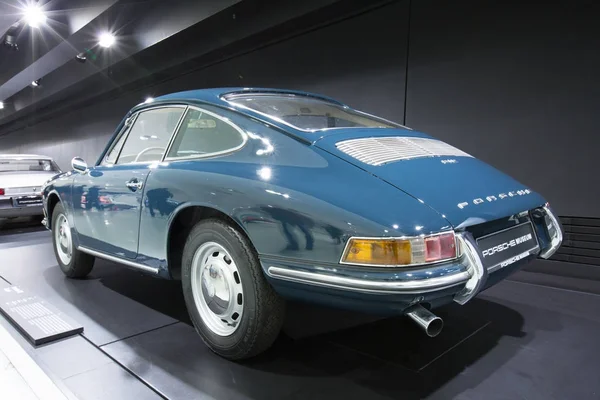 Extérieur et expositions du Musée Porsche . — Photo