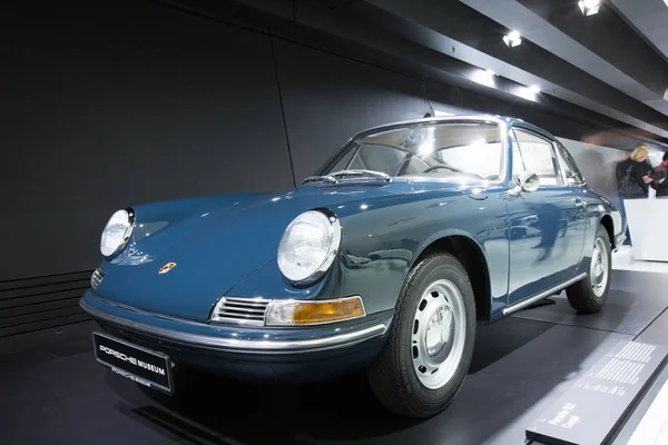 Dış ve Porsche Müzesi sergiler.