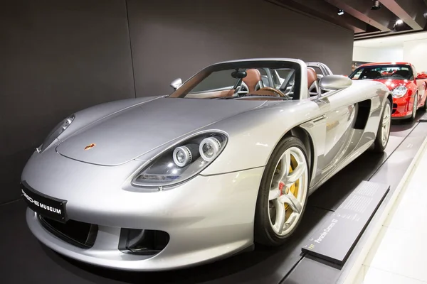 Dış ve Porsche Müzesi sergiler.